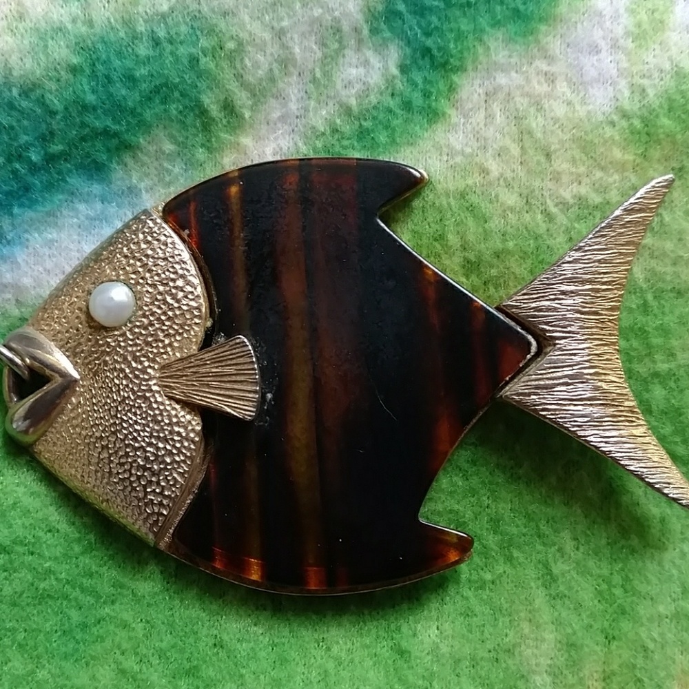 ViNtAge Signed Sarah Coventry Fish Pendant
